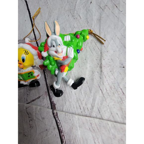 Vintage 2000 Warner Bros Tweety Bird Caroling Bugs Bunny Caring Tree Ornament - Picture 2 of 6